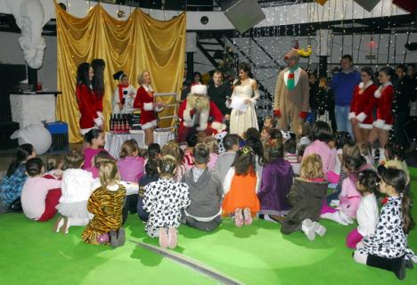Balerinele si dansatoarele de la Ars Nova, răsplătite de Moş Crăciun în urma unui spectacol complet (FOTO)